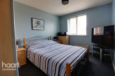 2 bedroom flat for sale - Chantress Close, Dagenham