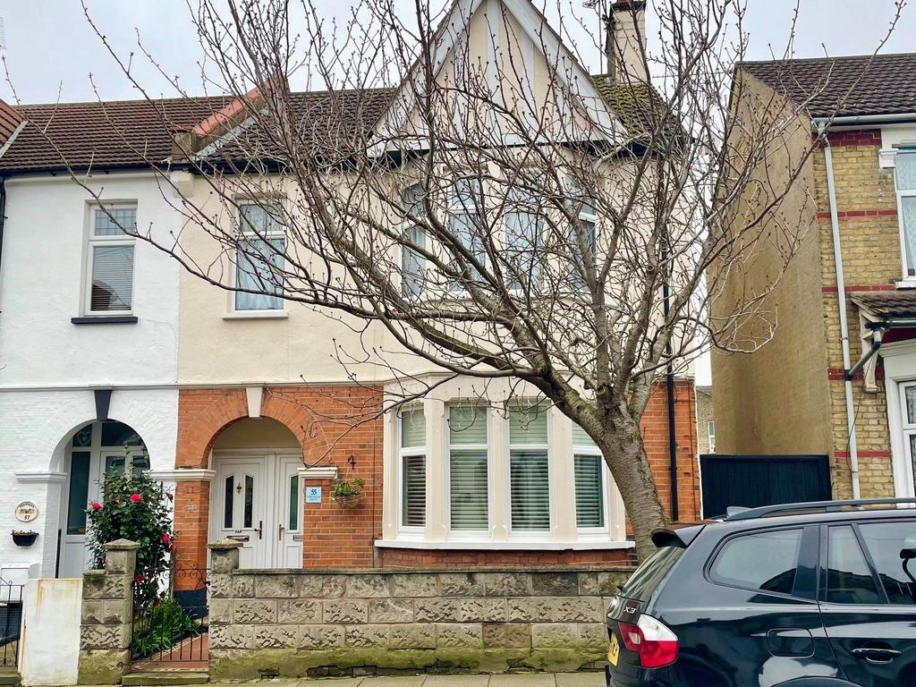 Northview Drive, WestcliffonSea, Essex, SS0 2 bed apartment for sale