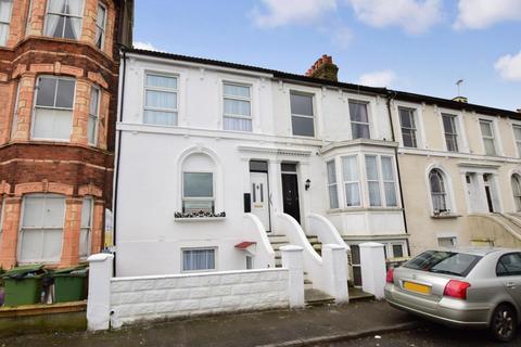 3 bedroom flat to rent - Marine Parade Sheerness ME12