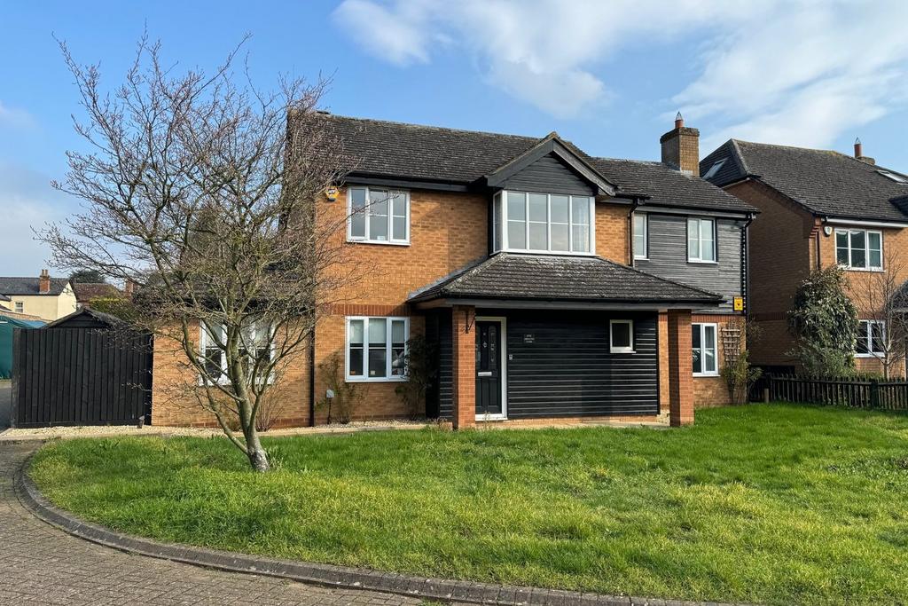 Addington Close, Henlow, SG16 4 bed detached house for sale £585,000