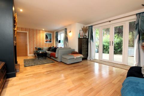 7 Old Barn Close, Henlow, SG16 6NL