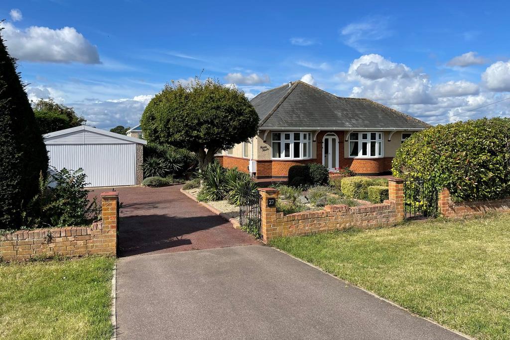 Langford Road, Henlow, SG16 3 bed detached bungalow for sale £650,000