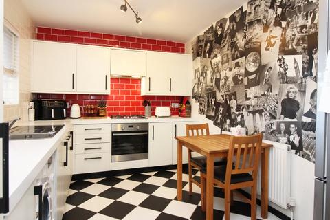1 Avon Chase, Henlow, SG16 6HG