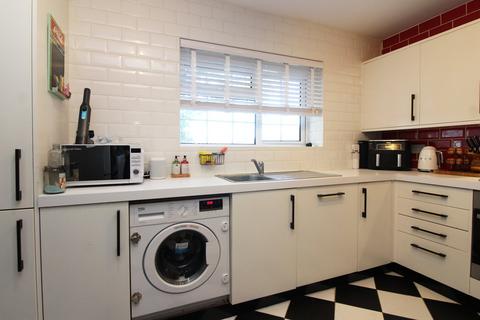 1 Avon Chase, Henlow, SG16 6HG