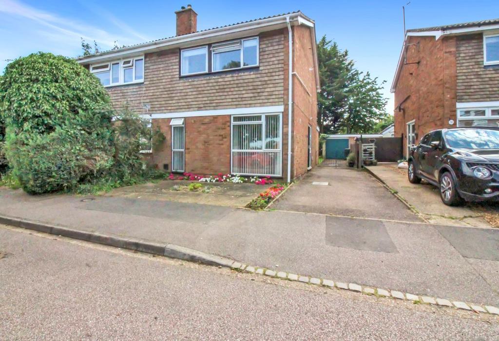 Newis Crescent, Clifton, Shefford, SG17 3 bed semidetached house for