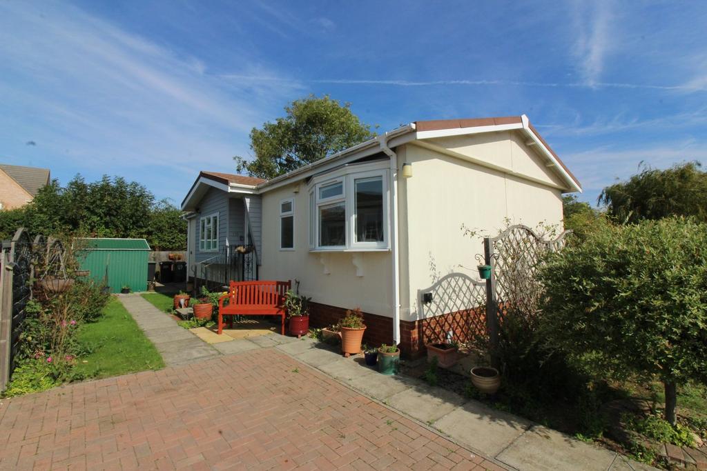 Bedford Road, Lower Stondon, Henlow... 2 bed park home - £190,000