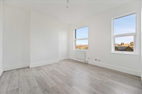 2 bedroom apartment to rent, Flat 3, 637A Garratt Lane, London