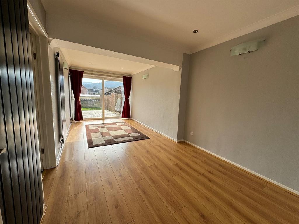 Brynau Road, Castle Park, Caerphilly... 4 bed semidetached house £