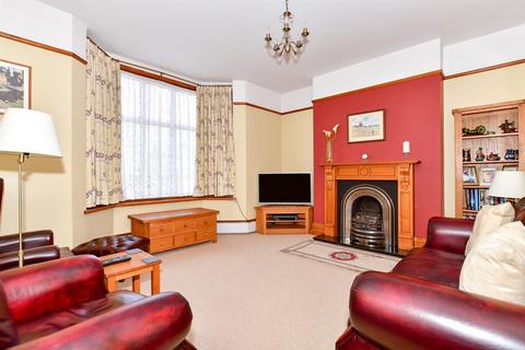 62 Kings Drive, Gravesend, DA12 5BJ