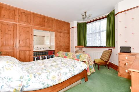 62 Kings Drive, Gravesend, DA12 5BJ