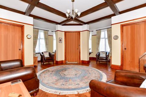 62 Kings Drive, Gravesend, DA12 5BJ