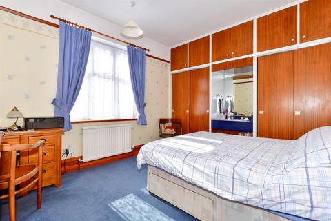 62 Kings Drive, Gravesend, DA12 5BJ