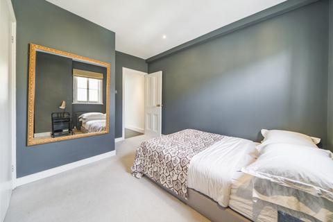 74a Oaklands Grove, London, W12 0JB