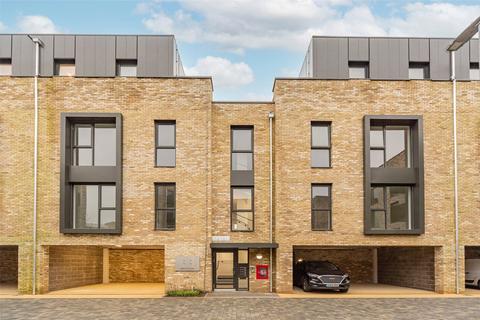 44 Henty Close, Trumpington, Cambridge, CB2 9FL
