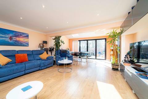 91 Lynwood, Folkestone, CT19 5DD