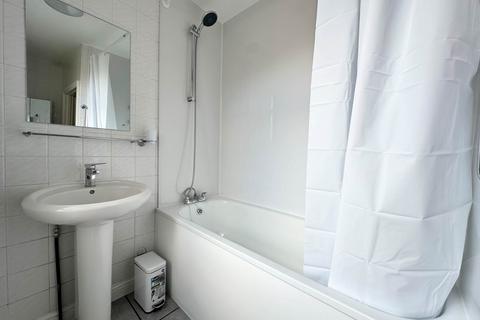 2 bedroom flat to rent - High Road, London, E15