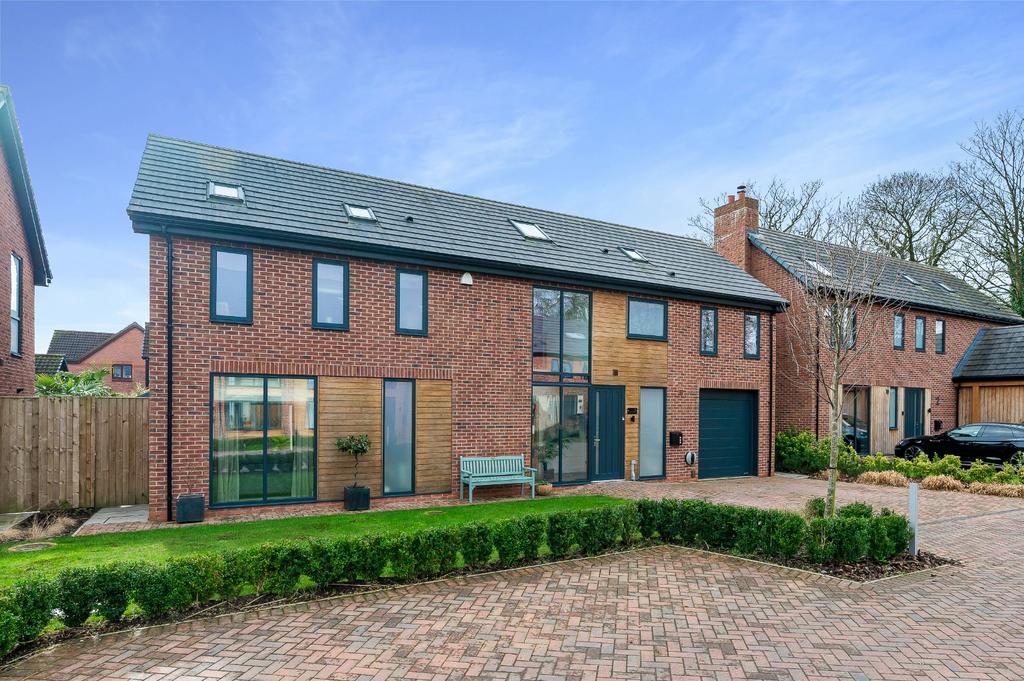 Culcheth Hall Drive, Warrington WA3 4 bed detached house for sale £