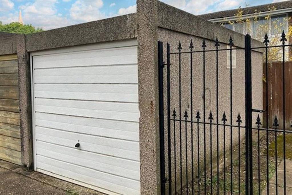 Dayspring, Guildford, GU2 Garage - £20,000