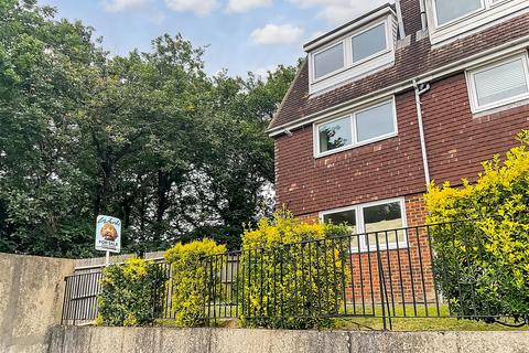 17 Thorne Close, Erith, DA8 1EU