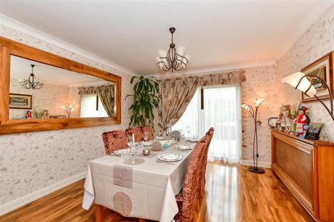 142 Forest Edge, Buckhurst Hill, IG9 5AD