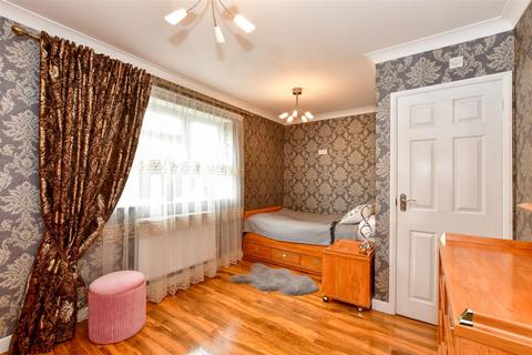 142 Forest Edge, Buckhurst Hill, IG9 5AD