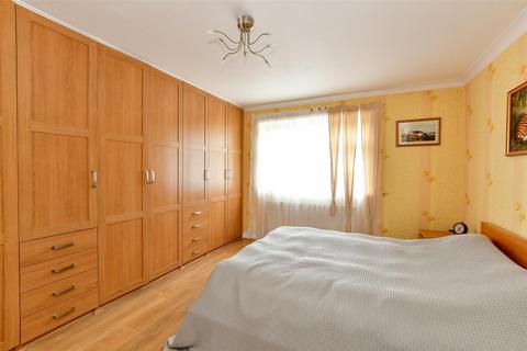 142 Forest Edge, Buckhurst Hill, IG9 5AD