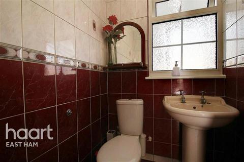 3 bedroom terraced house to rent - Grantham Road, E12