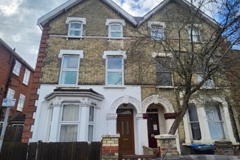 1 bedroom in a house share to rent - Robinson Road, Colliers Wood, London, SW17