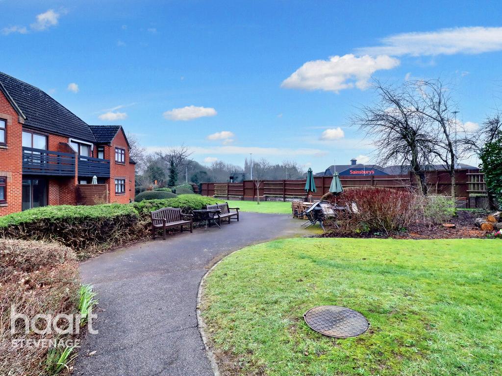 The Lawns, Stevenage 2 bed for sale £220,000