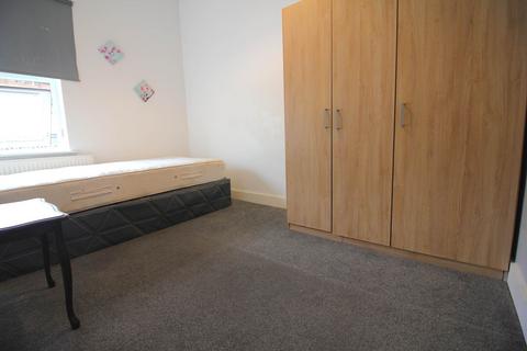 3 bedroom flat to rent, Boston Road, Hanwell