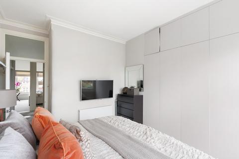 2 bedroom flat for sale, New Kings Road, London, SW6.