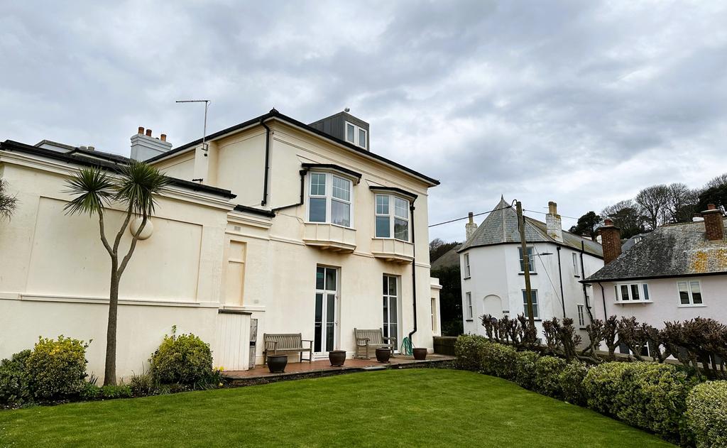 Fore Street, Budleigh Salterton EX9 3 bed flat to rent £1,200 pcm (£