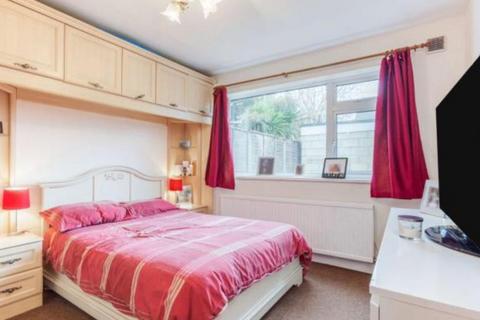 2 bedroom flat to rent - 5 Vincent Close Ilford IG6 2SZ