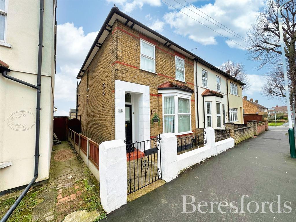 Globe Road, Hornchurch, RM11 2 bed end of terrace house for sale £425,000