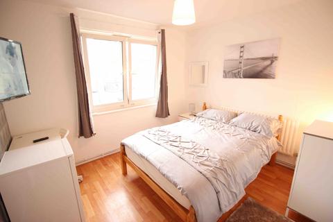3 bedroom flat to rent, Brabner House, E2 7BE
