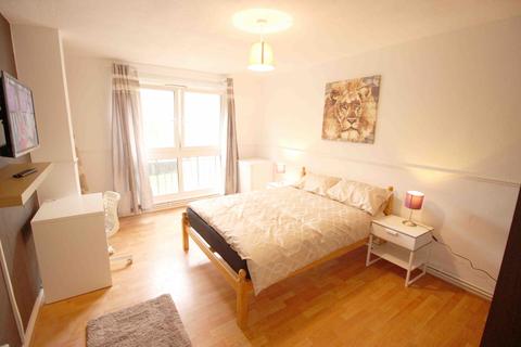 3 bedroom flat to rent, Brabner House, E2 7BE