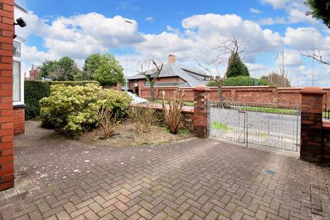 3 bedroom semi-detached house for sale, Swinburne Road, Dentons Green, WA10