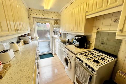 3 bedroom terraced house to rent, Chapel Road, Bingley, West Yorkshire, BD16