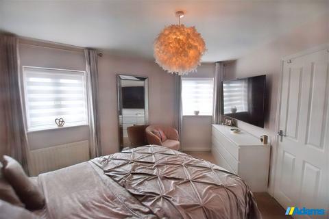 3 bedroom semi-detached house for sale - Shackleton Avenue, Farnworth, Widnes