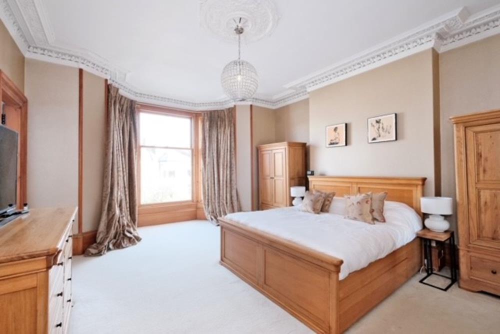 Master Bedroom − Photograph 2