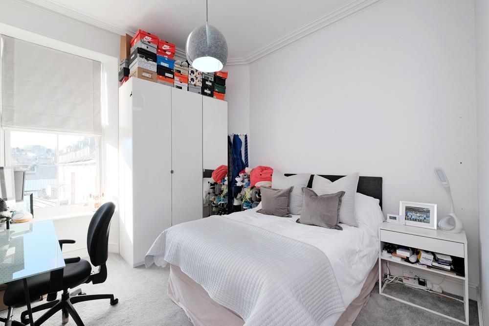 Bedroom 2 − Photograph 2
