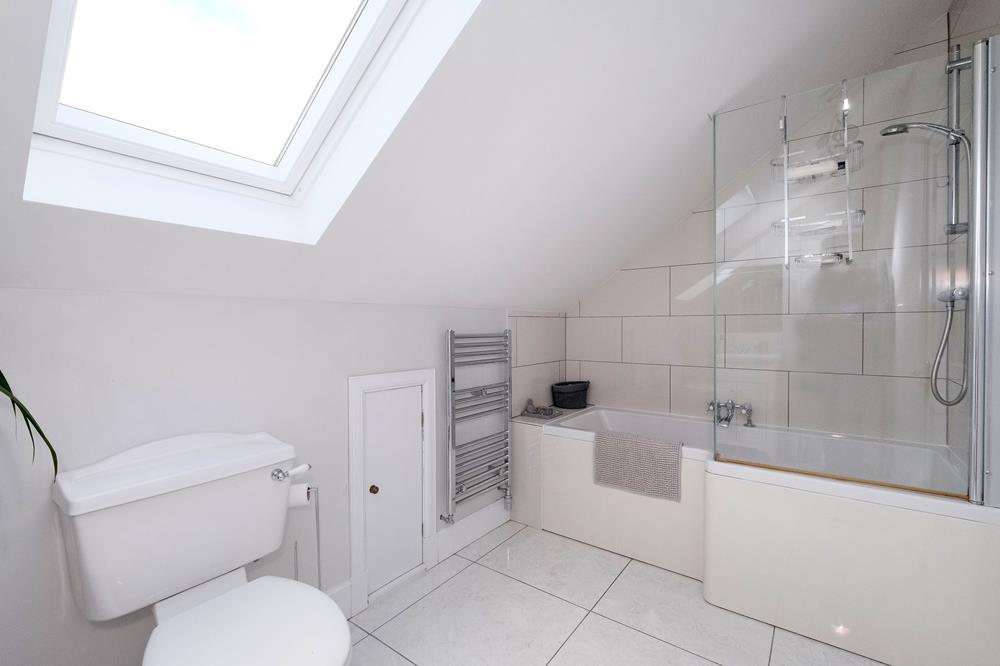 Bedroom 3 − En Suite