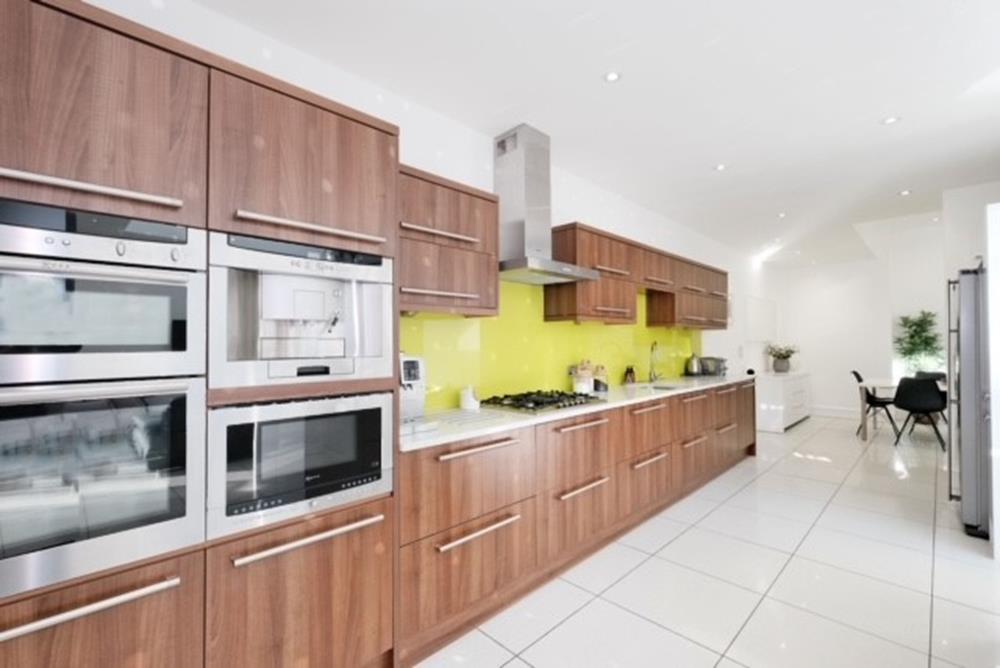 Kitchen − Photograph 2