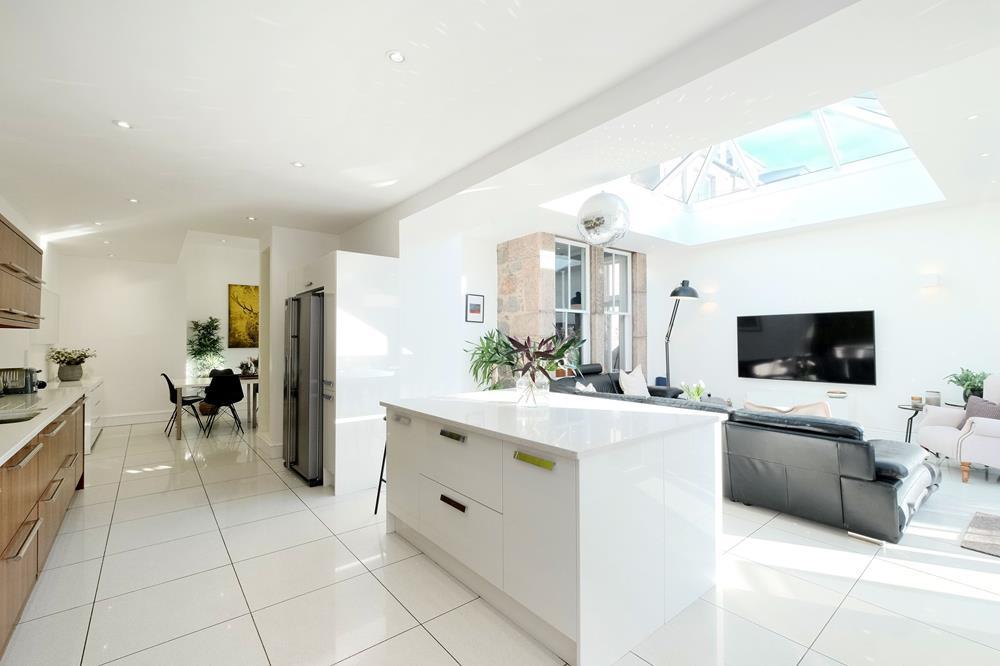 Family area − Kitchen