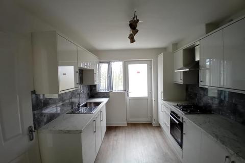 4 bedroom house to rent, 25 Buttercup way  Drighlighton Bradford