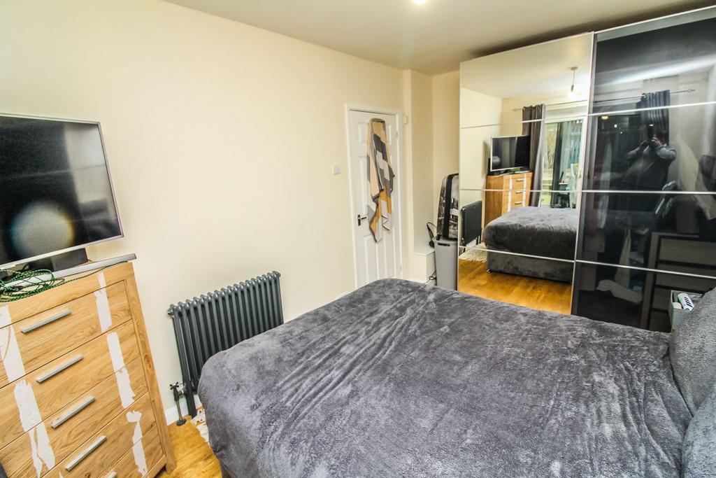 Bedroom 1 pic 2