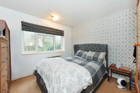 2 bedroom flat for sale, Cavendish Avenue, London