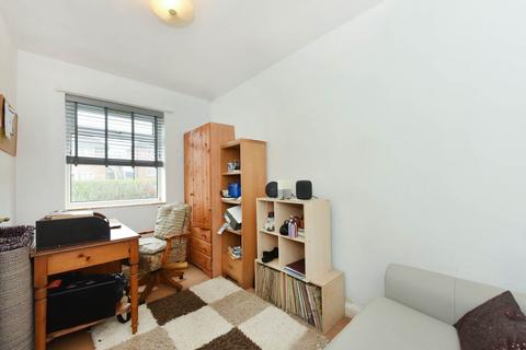 2 bedroom flat for sale, Cavendish Avenue, London