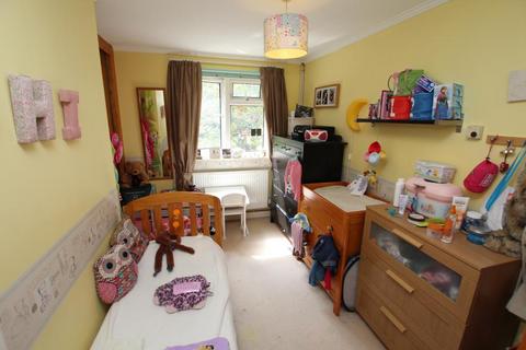 2 bedroom maisonette to rent, Bankside, Woking GU21