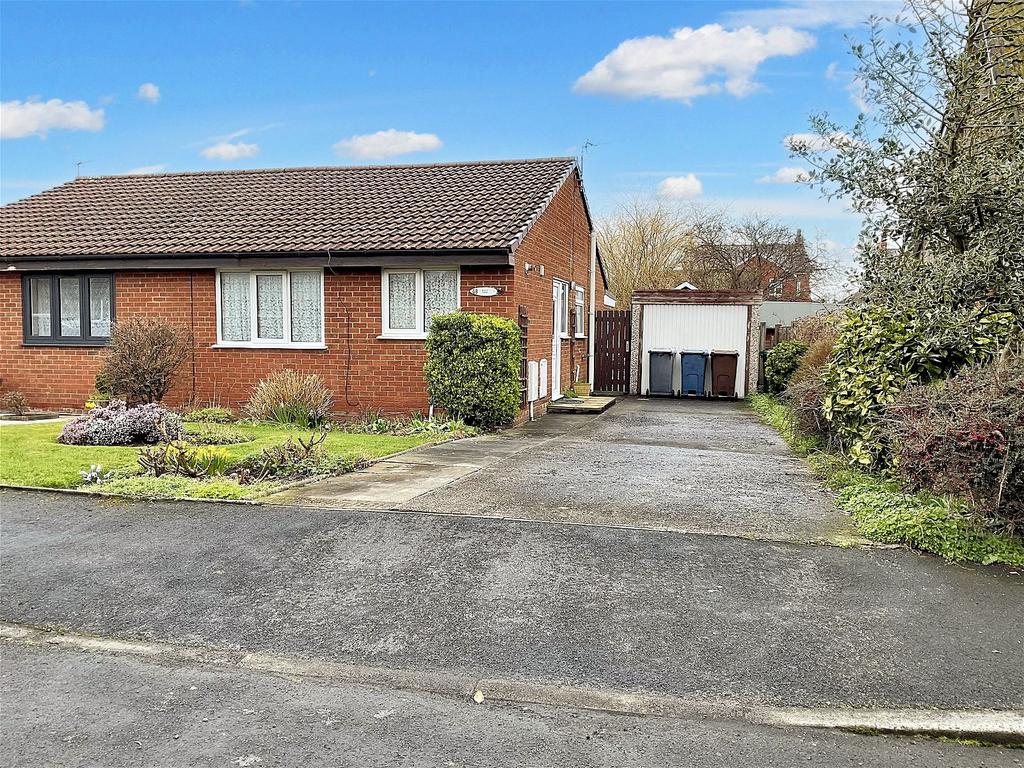 Fleetwood Drive Southport Pr9 2 Bed Semi Detached Bungalow For Sale